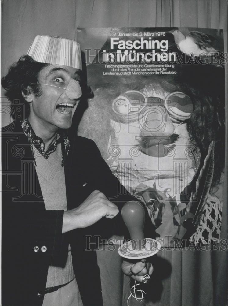 Press Photo Israeli pantomime Samy Molcho and a poster - Historic Images