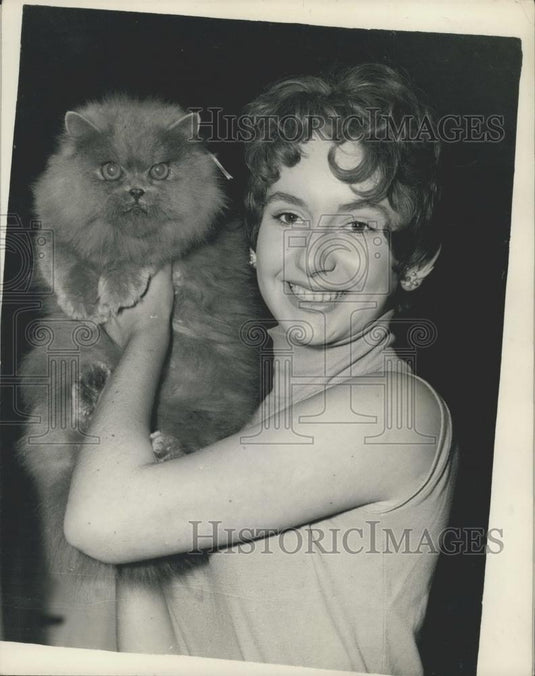 1953 Press Photo Narina Decker and her cat - Historic Images