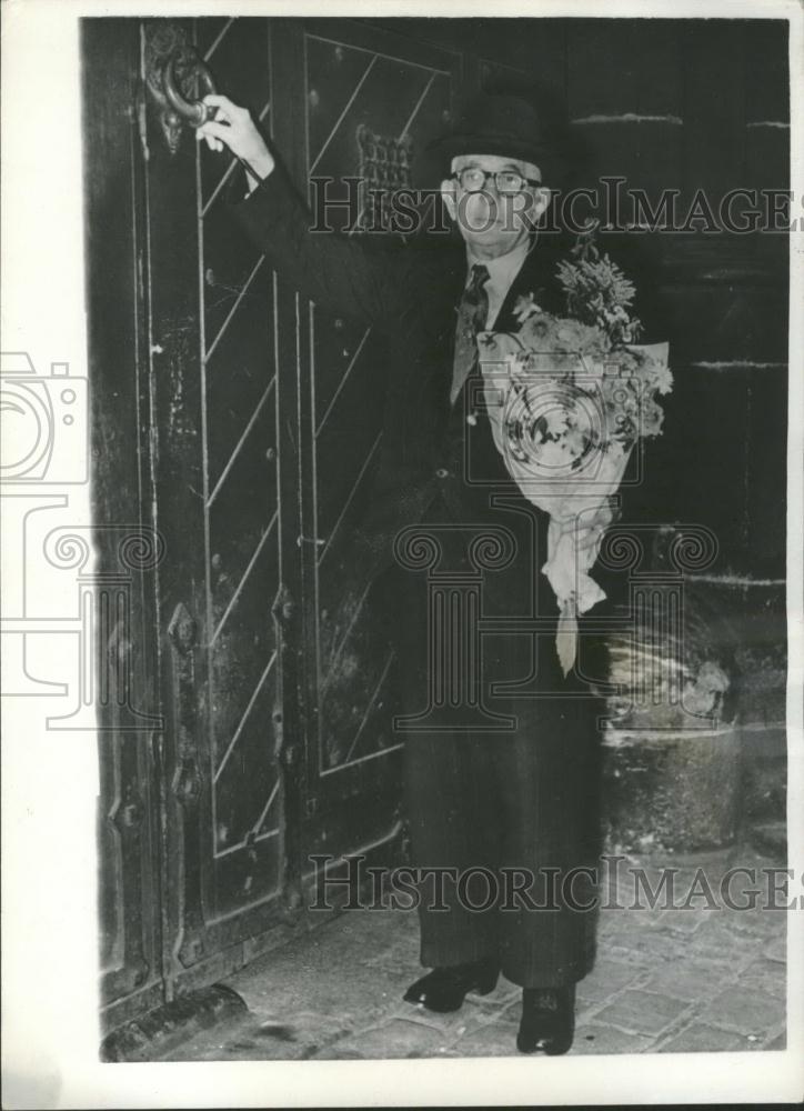 1953 Press Photo Alfred Merrifiedd visits wife at Strangeways jail - Historic Images