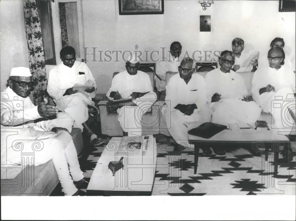 1977 Press Photo Prime Minister Morarji Desai, during a meeting - Historic Images