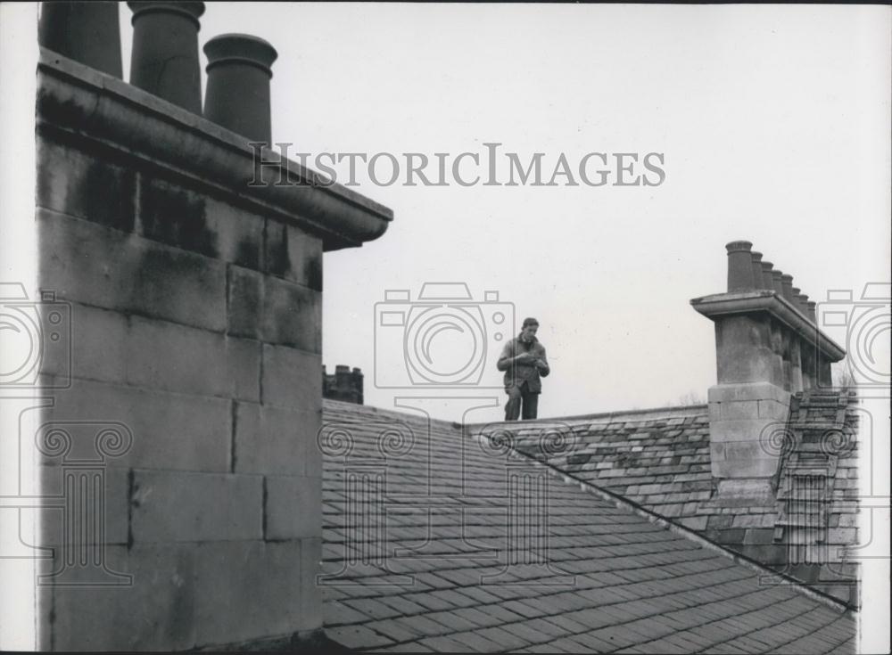 Press Photo Man Replaces Tiles Roof Donnington Hall - Historic Images