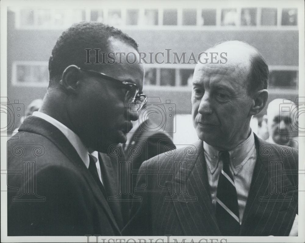 1961 Press Photo Mr. H. Diallo Alpha talks with Mr. Adlai E. Stevenson - Historic Images