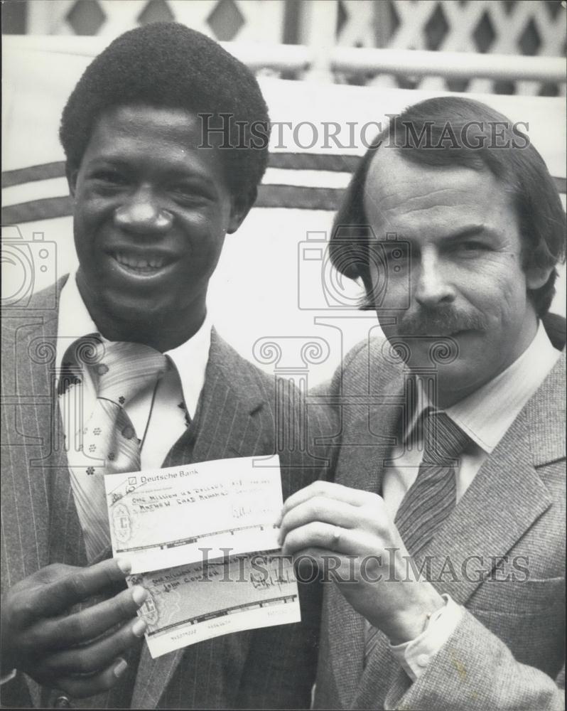 1980 Press Photo Wilfred Saverland, Zambia Light-Heavyweight Champ Lotte Mwale - Historic Images