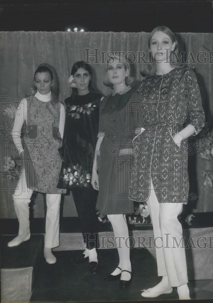 1966 Press Photo Paris Dress maker home wear fashion dresses - Historic Images