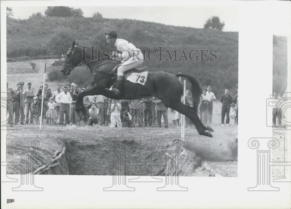 1950 Press Photo Samuel Johnson takes a jump during the Olympic Games - Historic Images
