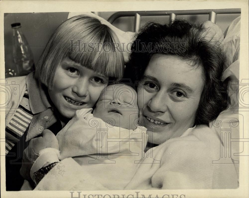 1958 Press Photo Hungarian Stowaway wife has a baby boy: Mrs. Julia Farkas - Historic Images