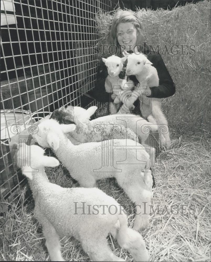 1981 Press Photo Felicita Rusby, Lamb Orphanage, South Farm, Cambridge - Historic Images