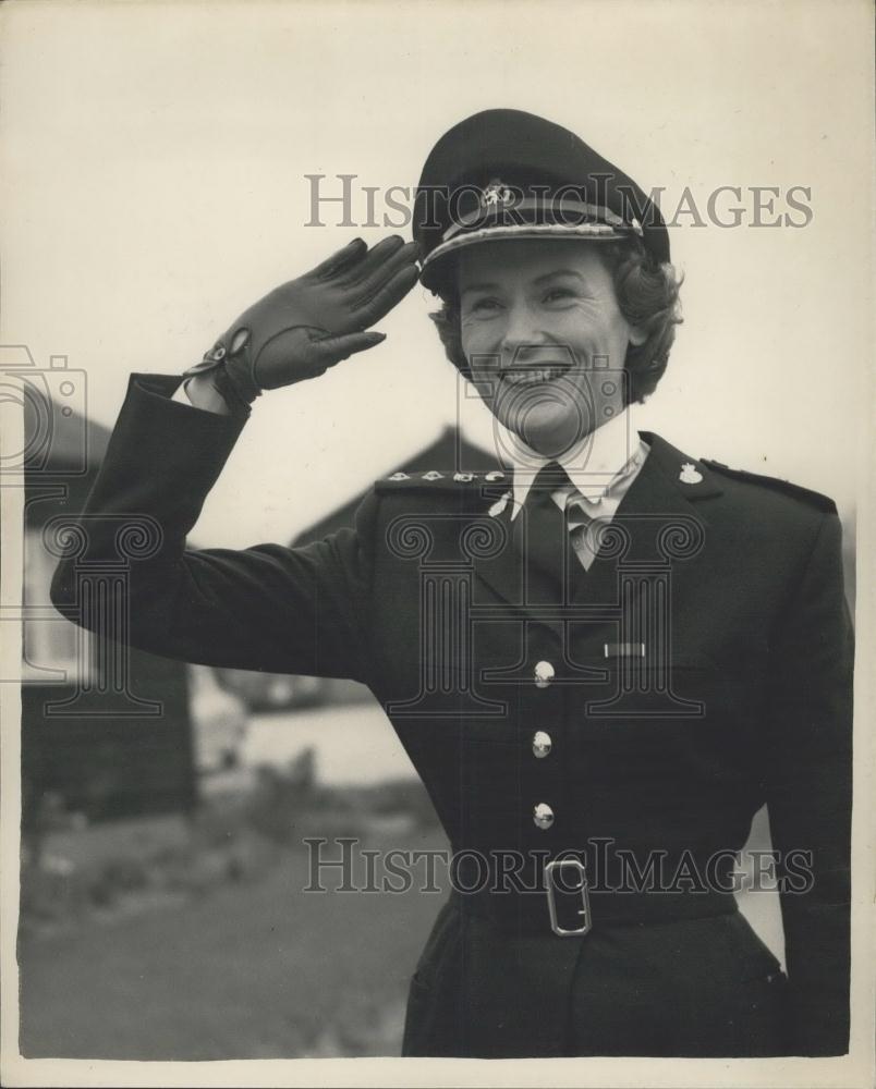 1957 Press Photo Lady Isobell Barnett salutes - Historic Images