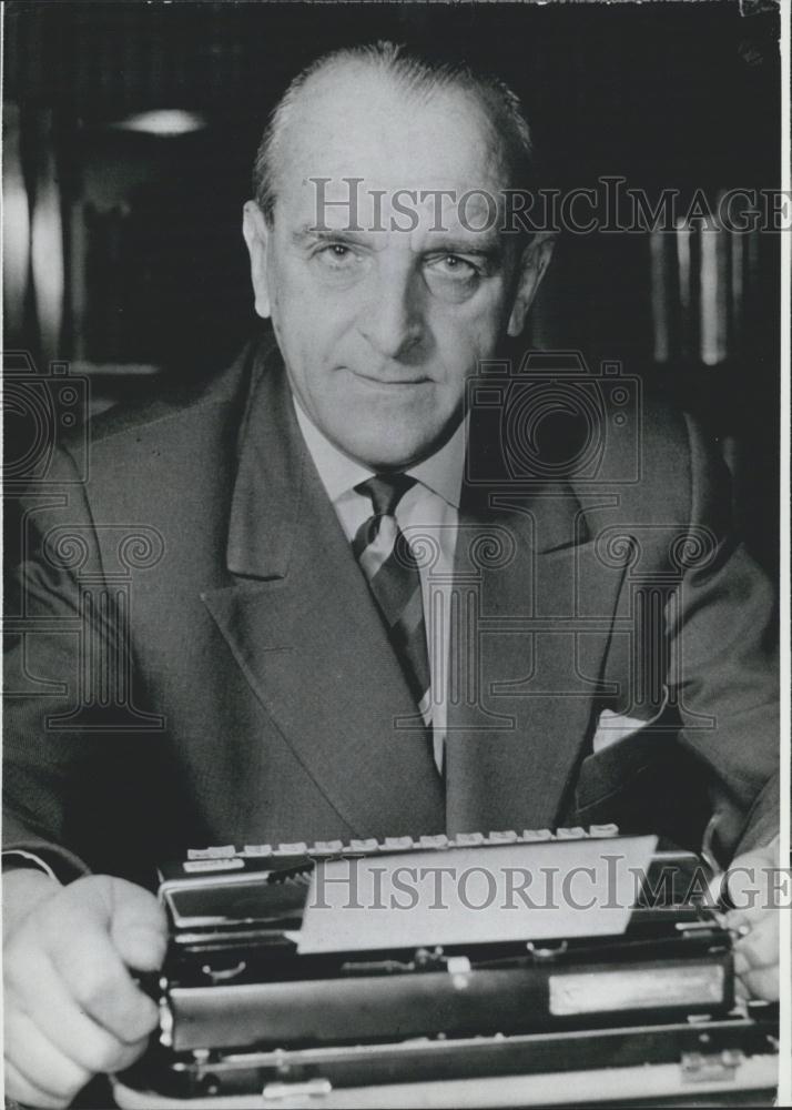 1977 Press Photo 75th Birthday of Author Hugo Hatung - Historic Images