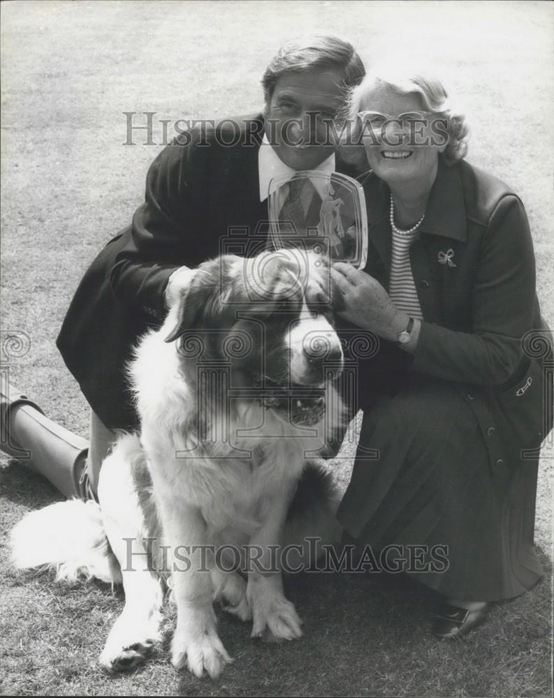 1980 Press Photo Barbara Woodhouse &amp; Bernie Winter &amp; dog - Historic Images