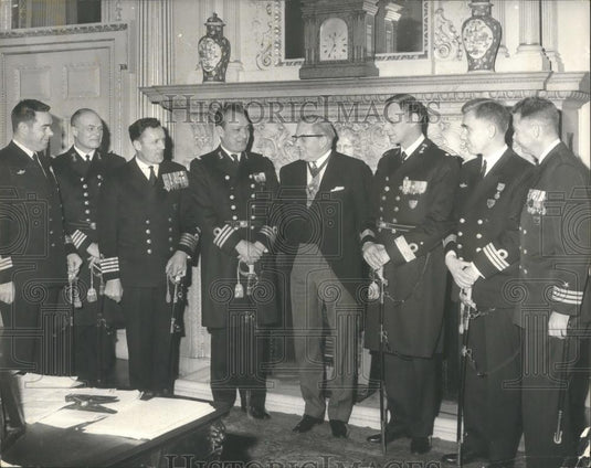 1969 Press Photo Sir Charles Tinder & Captain Veldkamp & officers of NATO - Historic Images