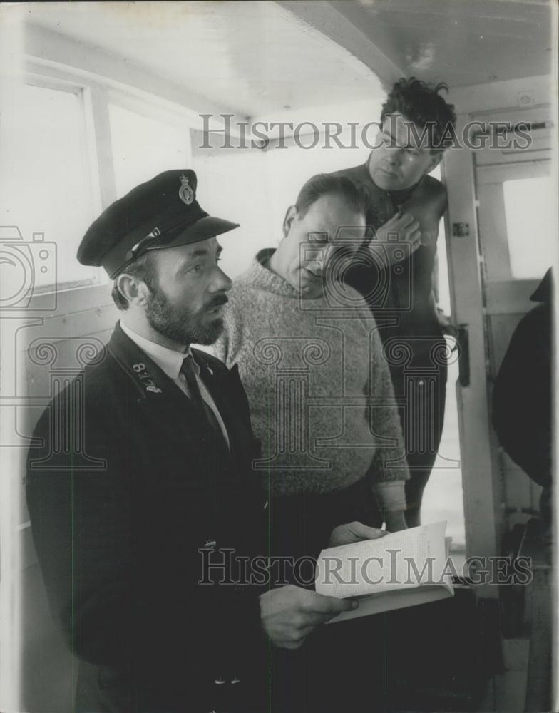 1965 Press Photo Cop George Thirkle halts whale hunters on Thames river,London - Historic Images