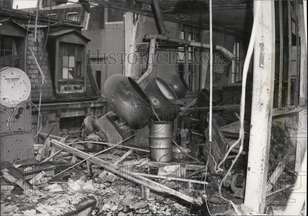 1953 Press Photo Violent Explosion in Labs In Paris - Historic Images