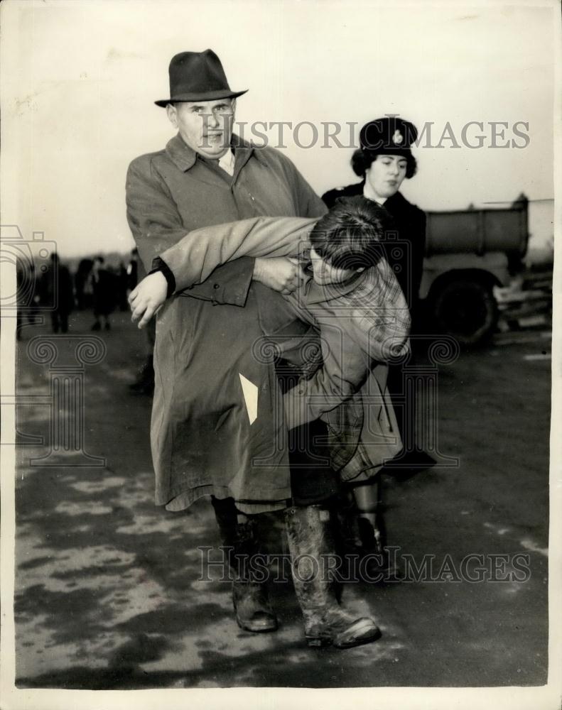 1958 Press Photo Police Remove Missile Demonstrators at Aswaffhali - Historic Images