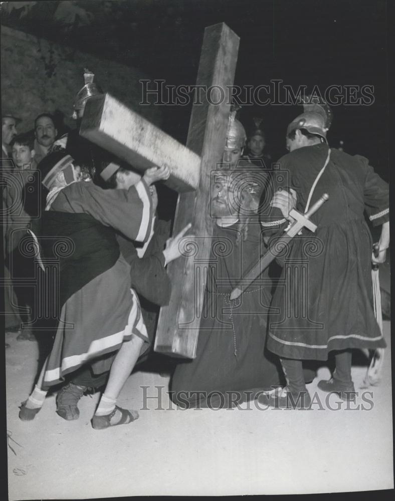 Press Photo Christ&#39;s Passion Re-Enactment in Italy Cross and crucifixion - Historic Images