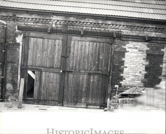 1979 Press Photo Garage where 4 ton sof drug found in London - Historic Images