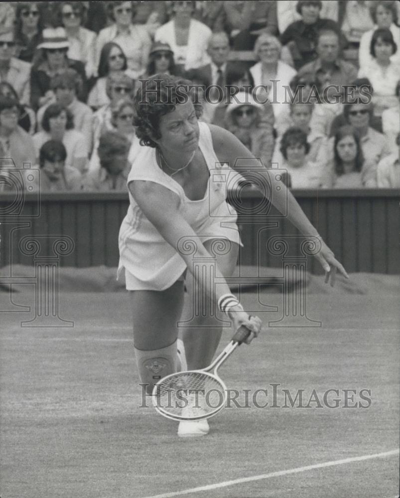 1977 Press Photo Betty Stove seen in action at Wimbledon - Historic Images