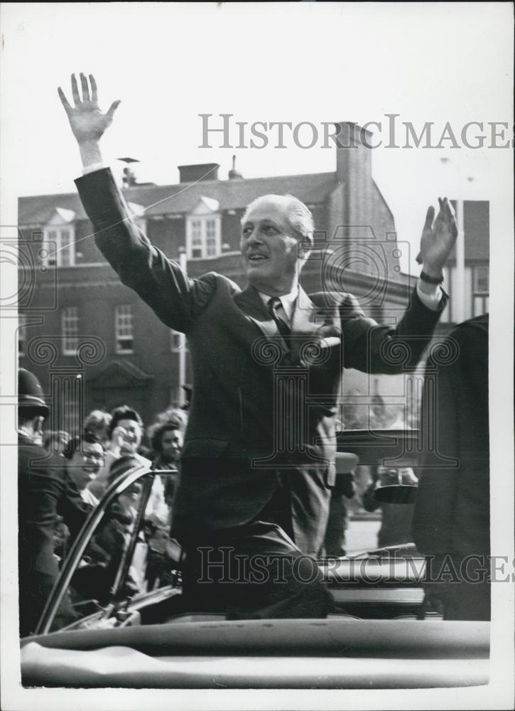 1959 Press Photo Prime Minister Harold MacMillan Waving From Car Bromley - Historic Images