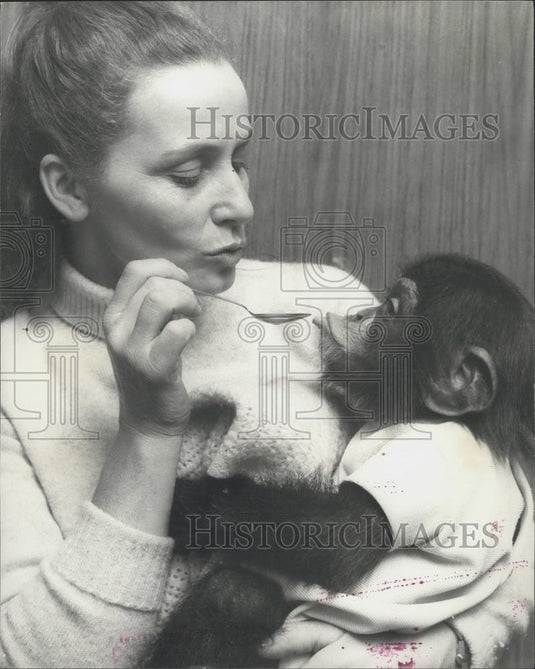 Press Photo Fred mimics Mary's expression as she induces him to eat - Historic Images