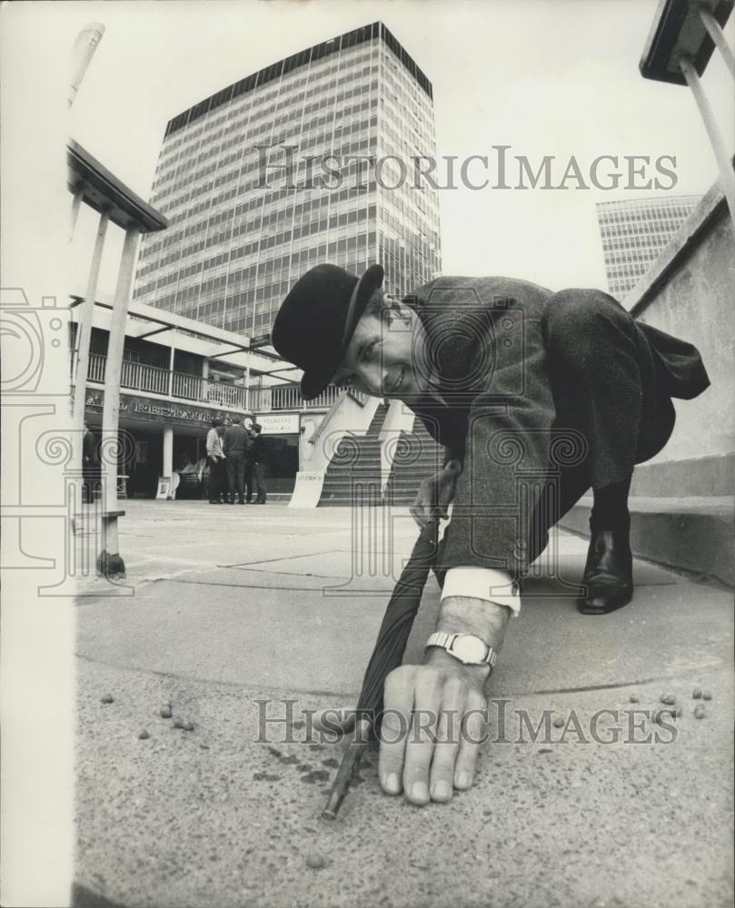 1969 Press Photo Charles Smith Umbrella Pea Pushing Contest Aged Fund Rasier - Historic Images