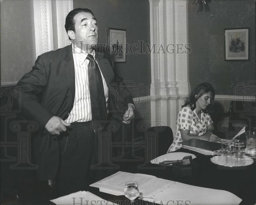 1971 Press Photo Mr. Robert Maxwell writ against department trade industry press - Historic Images