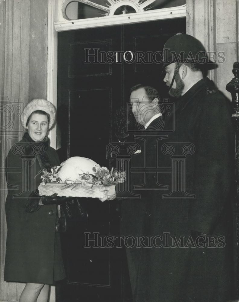 1970 Press Photo A Christmas turkey for the prime minister - Historic Images