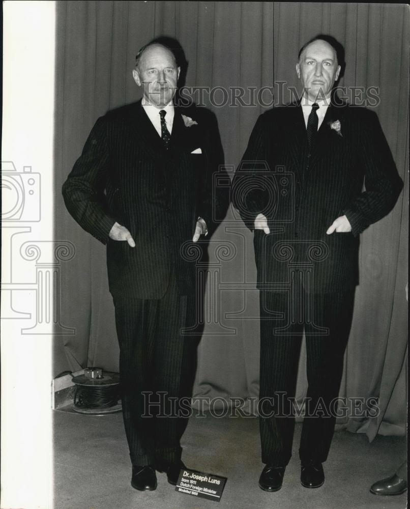 1968 Press Photo Dr. Luns.Foreign Minister of the Netherlands,& wax likeness - Historic Images