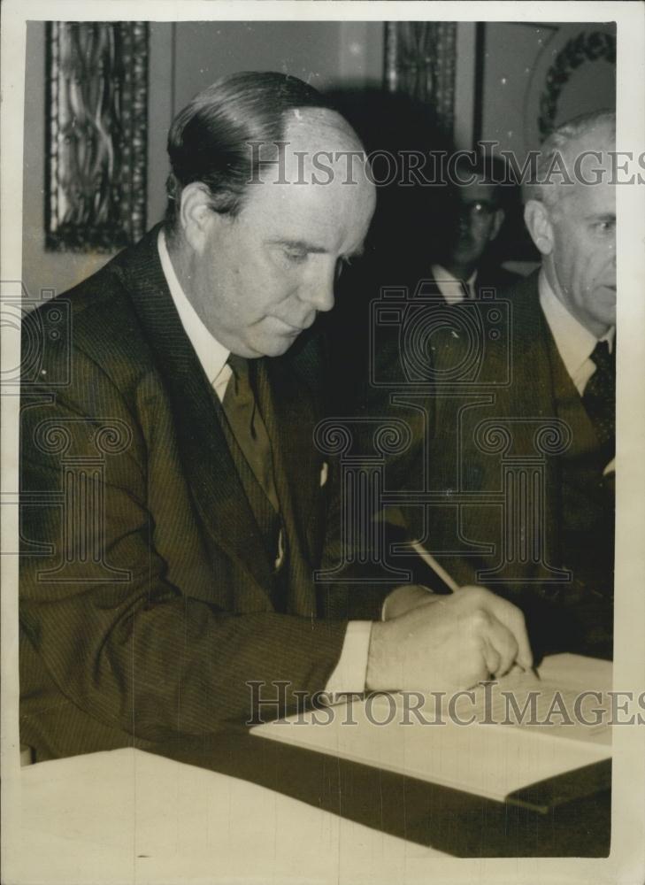 1960 Press Photo Kenya Constitution Conference Chairman Iain MacLeod Writing - Historic Images