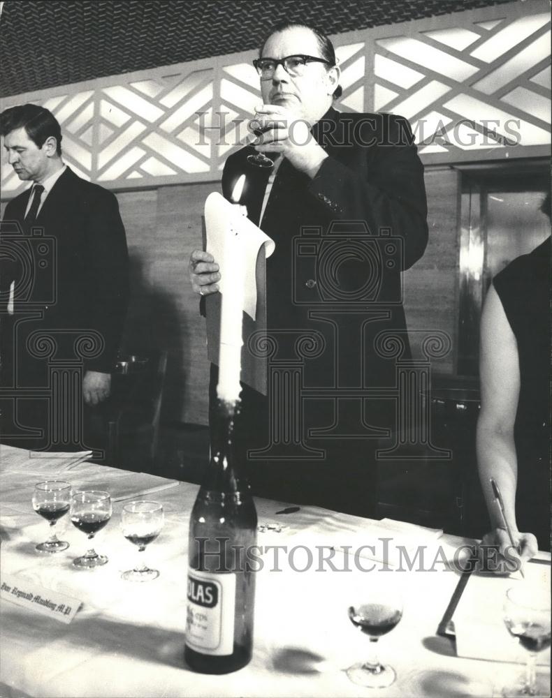 1971 Press Photo Home Secretary ,Mr. Reginald Maudling at a wine tasting - Historic Images