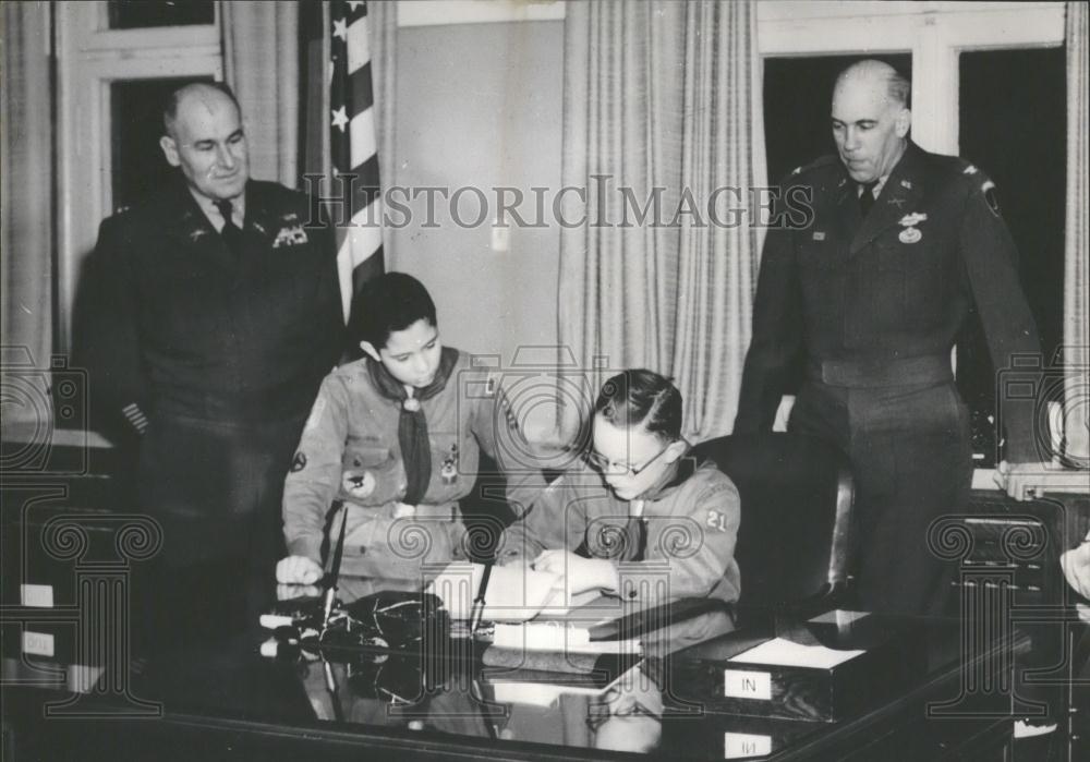 1955 Press Photo Colonel George O. Pearson &amp; boy scout Max Medley - Historic Images