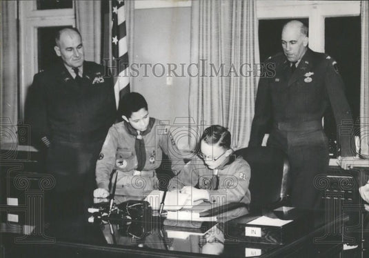1955 Press Photo Colonel George O. Pearson & boy scout Max Medley - Historic Images