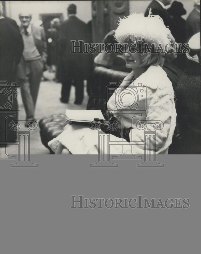 1963 Press Photo Duchess of Leeds at an Art Exhibition - Historic Images