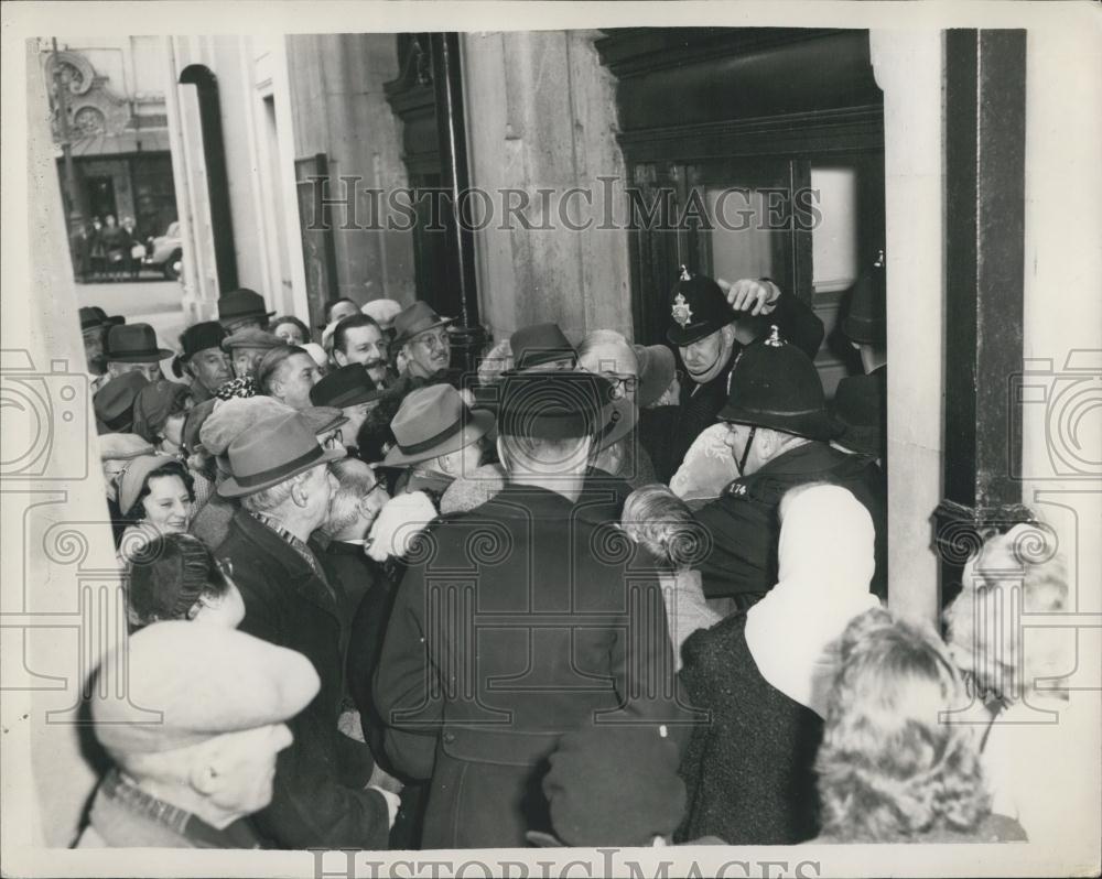 1957 Press Photo Brighton Conspiracy Case, Magistrate Court, Courthouse Crowd - Historic Images