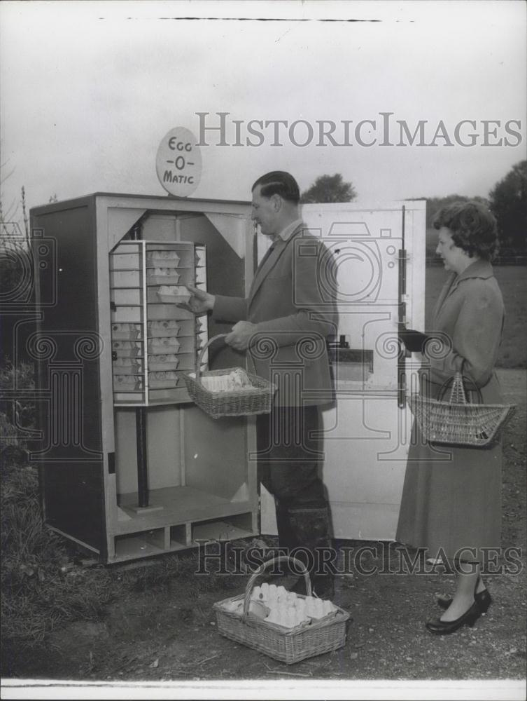 Press Photo Shoppers in Sussex Use Eggomatic - Historic Images