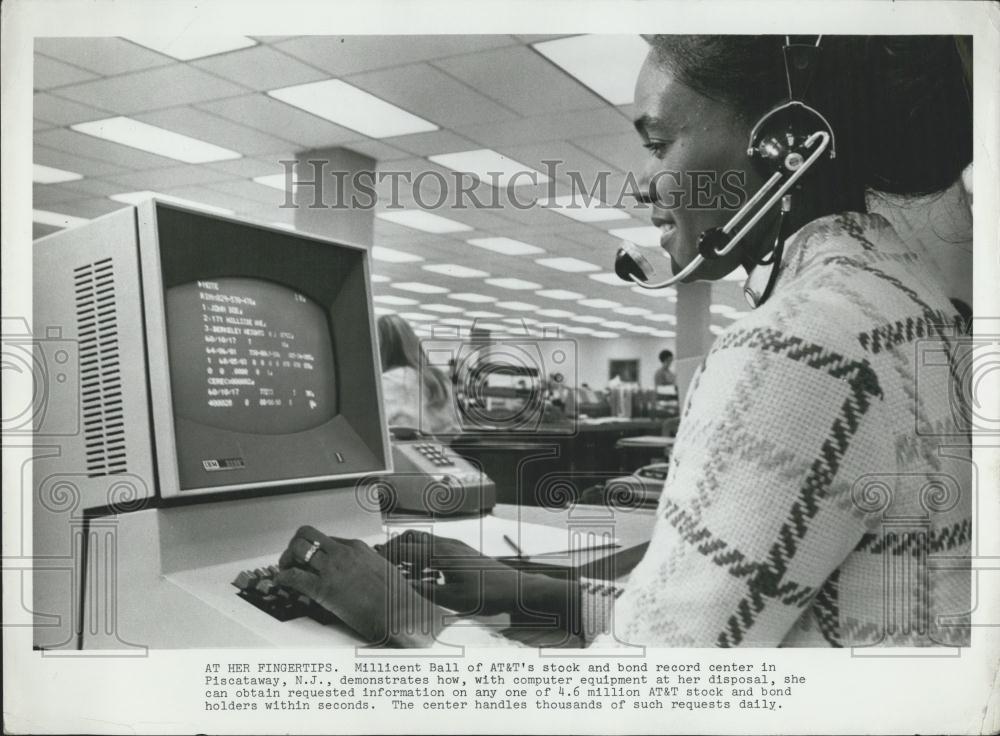 Press Photo Millicent Bell uses her computer to see AT&amp;T Stock and Bond account - Historic Images