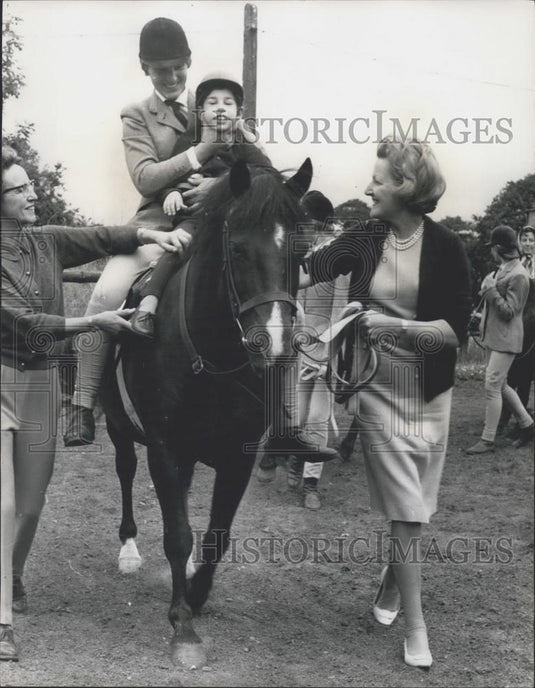 Press Photo Duchess helps spastic children with riding instruction - Historic Images