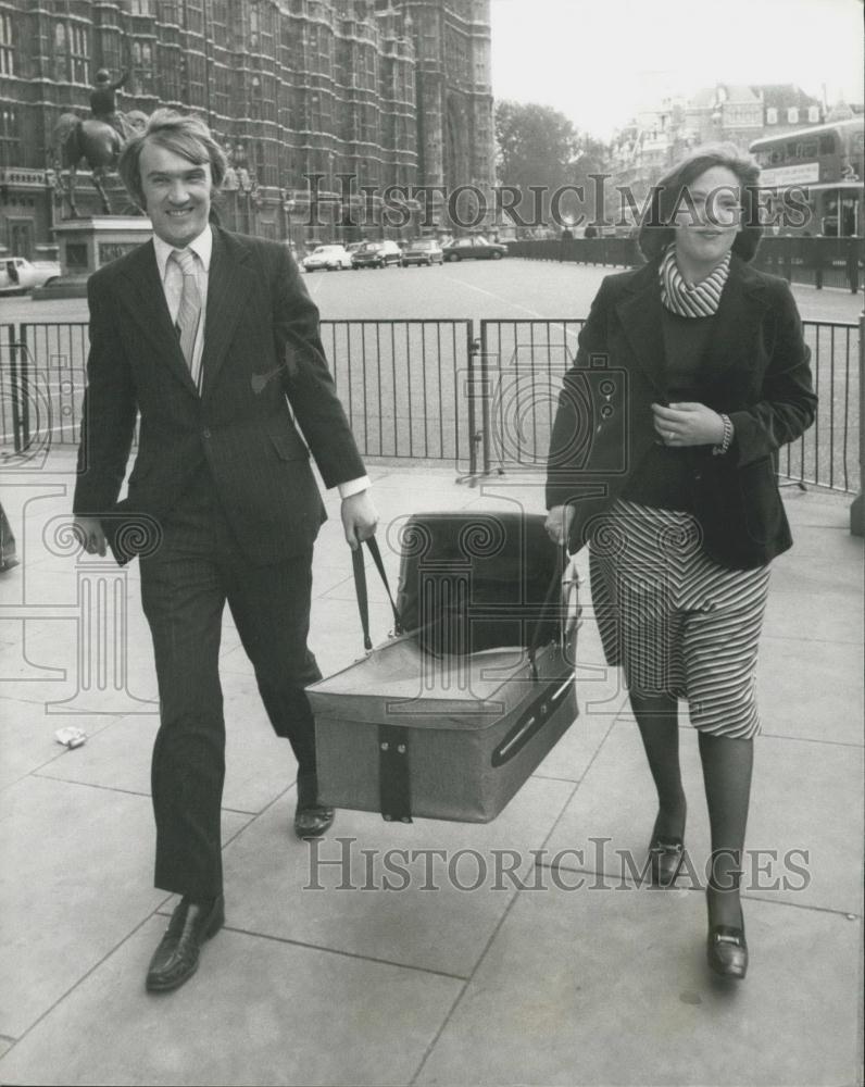 1977 Press Photo New Stechford MP Andrew Mackey, Wife Diana &amp; Son Hamish Arrive - Historic Images