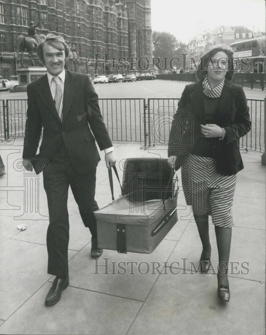 1977 Press Photo New Stechford MP Andrew Mackey, Wife Diana & Son Hamish Arrive - Historic Images