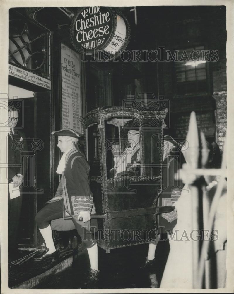 1957 Press Photo Sir Cullum Welch Lord Mayor London Cheshire Cheese Sedan Chair - Historic Images