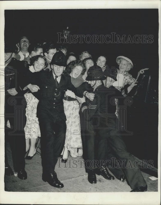 1955 Press Photo Police Keep Back Fans Awaiting Pianist Liberace's Arrival - Historic Images