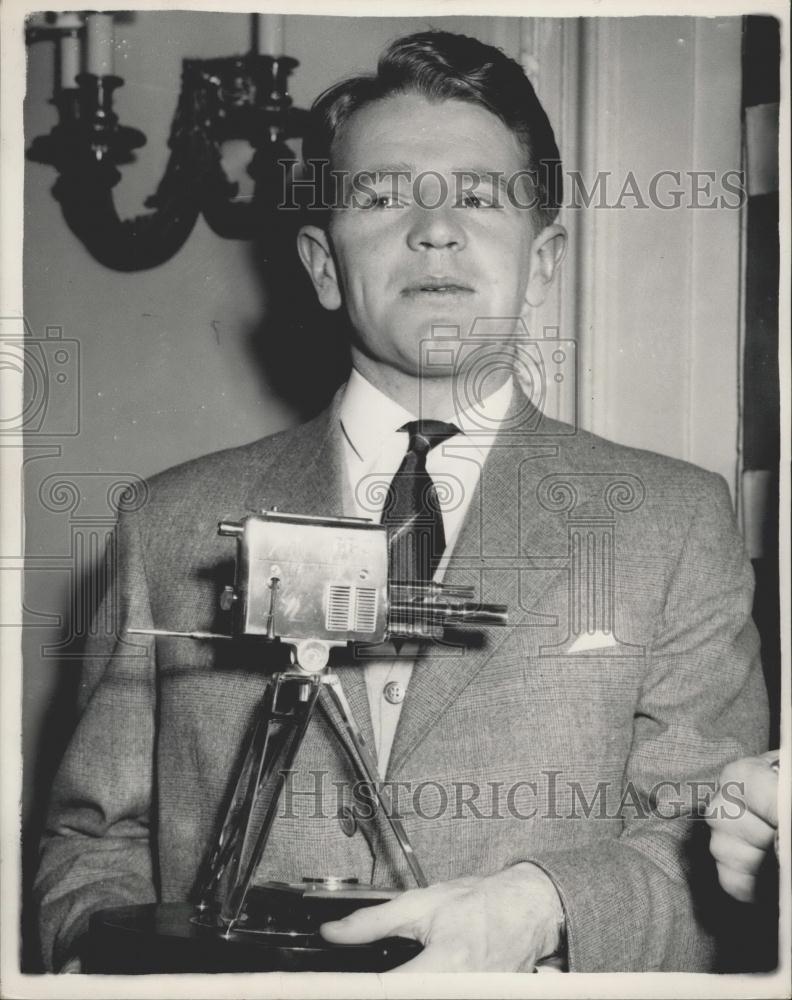 1954 Press Photo Britain&#39;s Outstanding Athletes receive awards - Historic Images