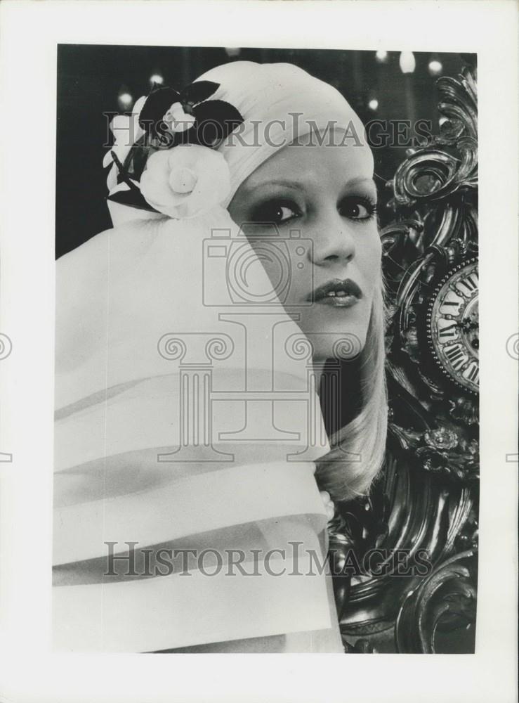 Press Photo Turban Style Hat, Jean-Pateau - Historic Images