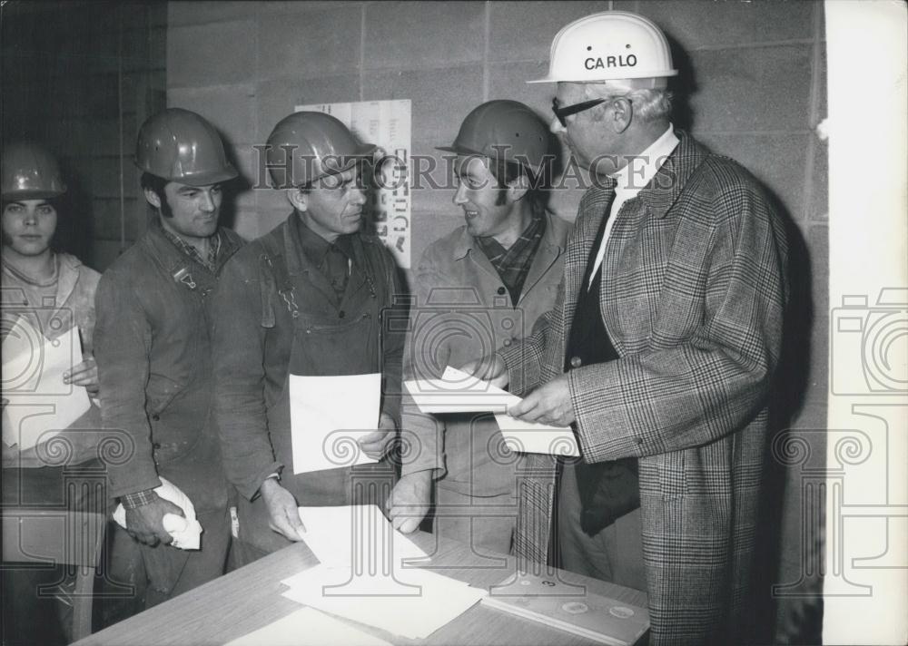 1971 Press Photo The Olympic Stadium builders receive tickets to the games - Historic Images