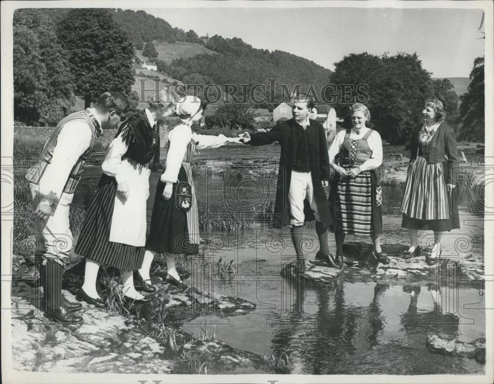 1955 Press Photo Visitors Sweden River Due Llangollen Eisteddfod - Historic Images