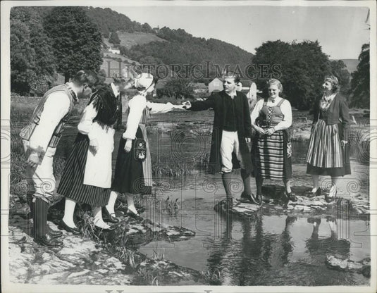1955 Press Photo Visitors Sweden River Due Llangollen Eisteddfod - Historic Images
