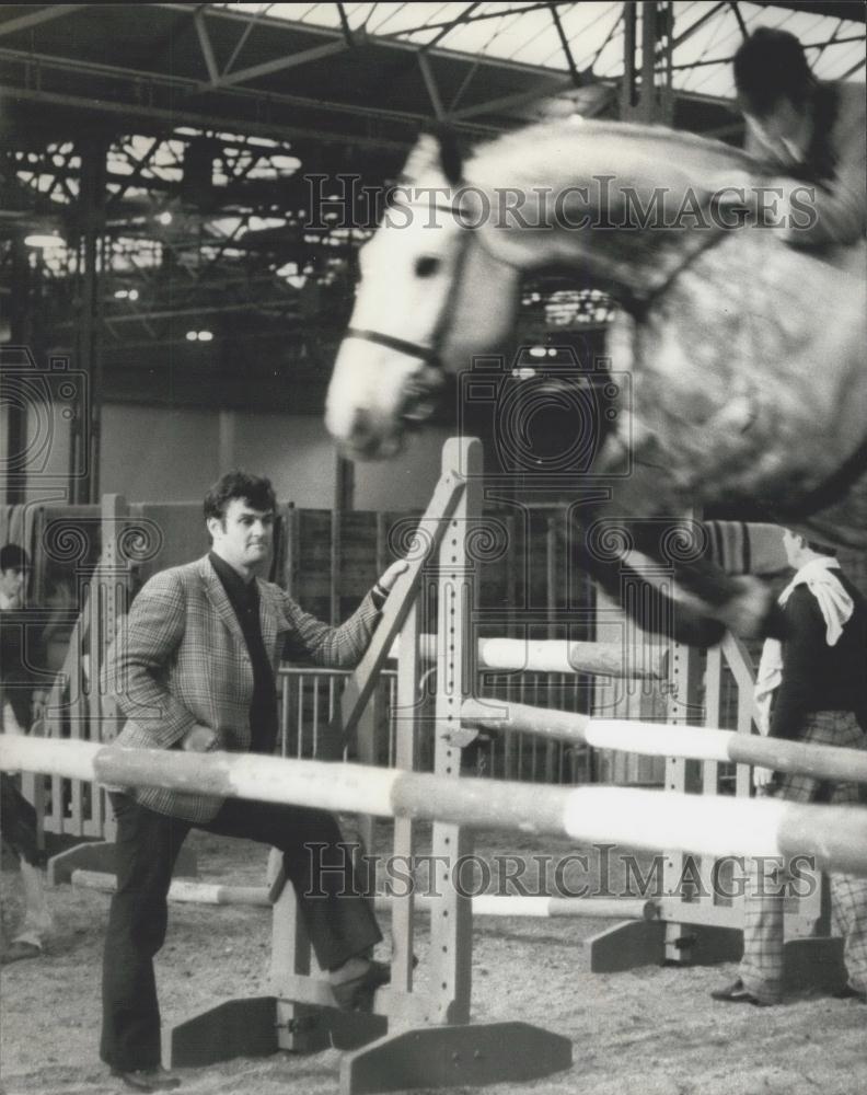 1974 Press Photo Harvey Smith, Dunhill International Show Jumping Championships - Historic Images