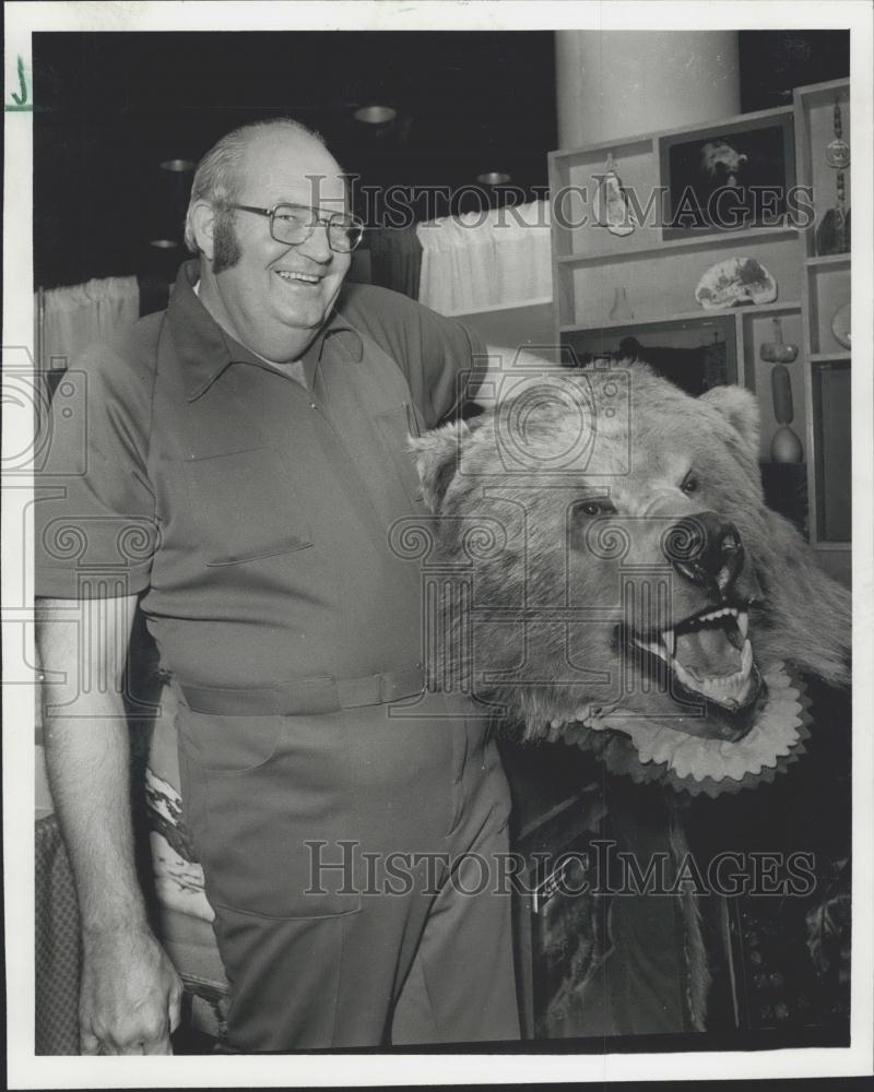 1977 Press Photo Tiny the Bear - Historic Images