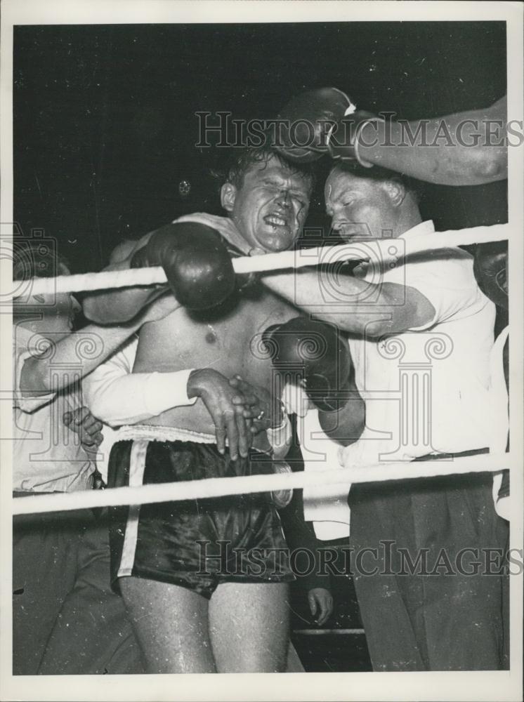 1953 Press Photo Nino Valdes Cuban Boxer Beats German Heinz Neuhaus Boxing Bout - Historic Images