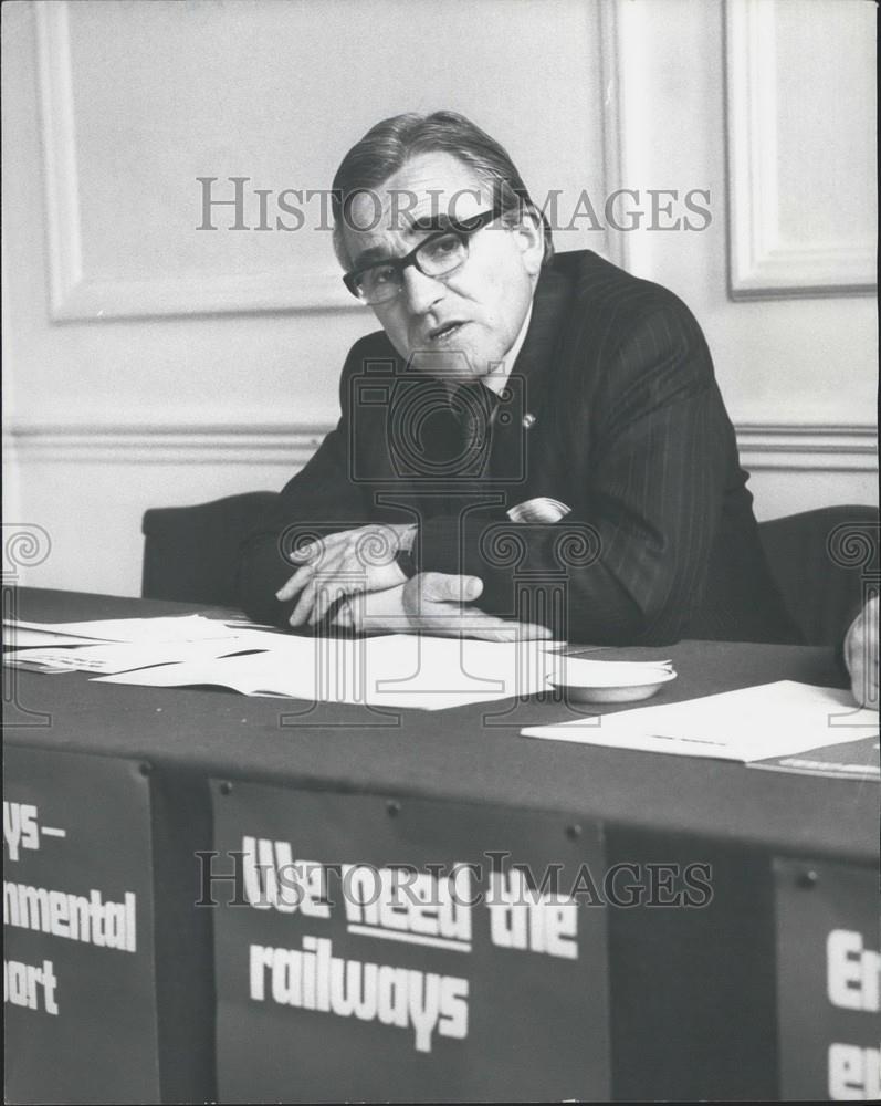 1975 Press Photo Sidney Weighell speaking at the &#39;Transport 2000&#39; Conference - Historic Images