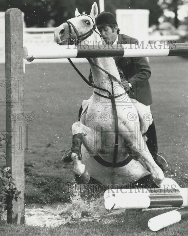 1974 Press Photo Alwin Schockemohle Comes Off Rex The Robber - Historic Images